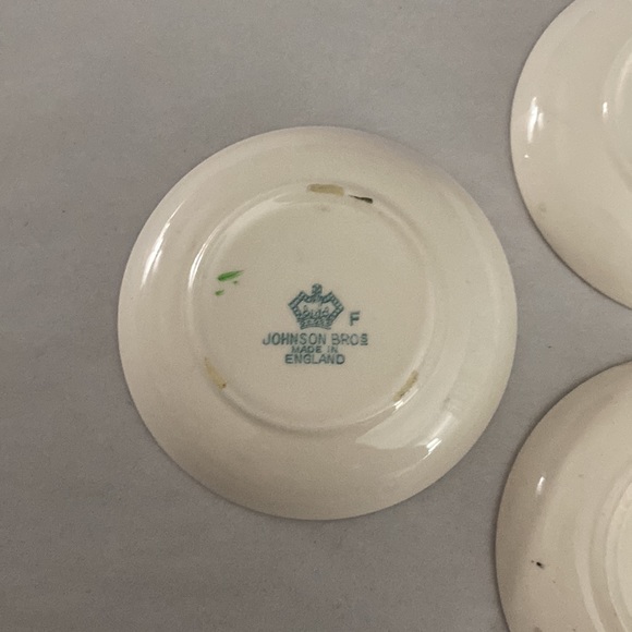 5 Johnson bros hand painted saucers. 4.25 inches in diameter. - Picture 9 of 9